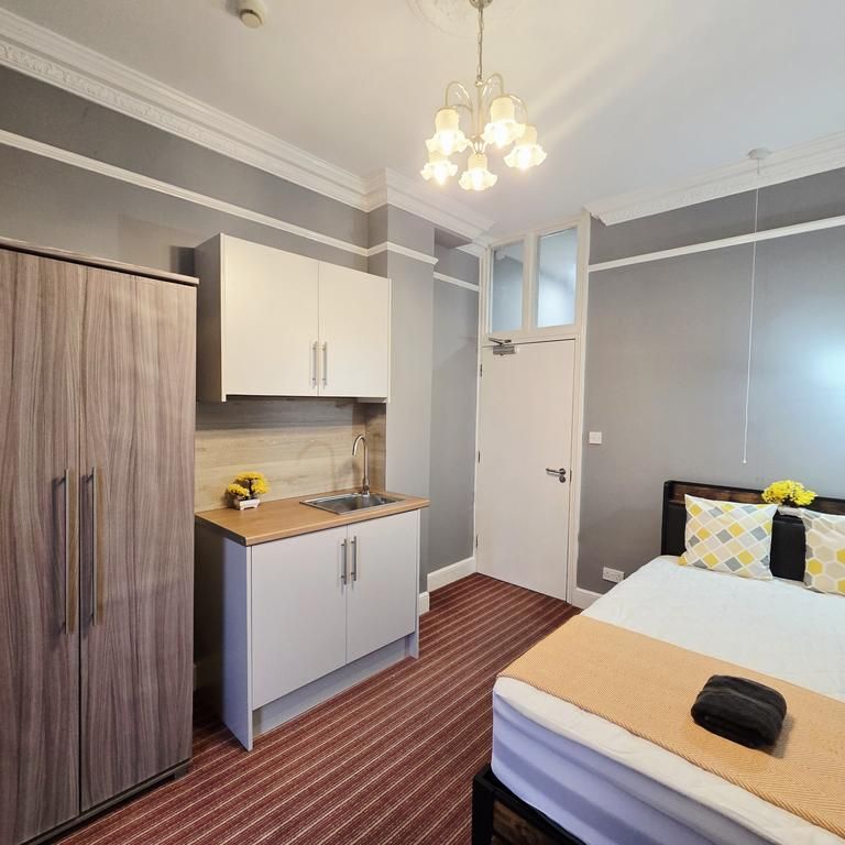 1 bedroom in a house share to rent - Photo 1