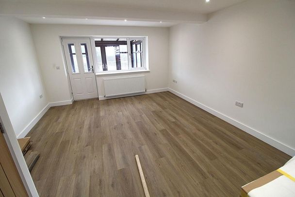 3 bedroom end of terrace house to rent - Photo 1