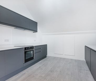 Flat to rent - High Street, Sevenoaks, TN13 - Photo 2