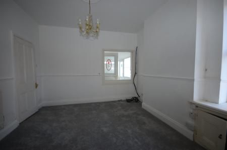 4 bedroom Semi-detached house To Let - Photo 2