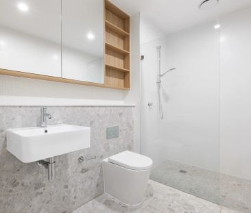 Well maintained contemporary living - Photo 5