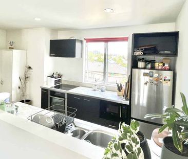 Convenient Glen Eden Living – 3 Bed Townhouse with Garage - Photo 3