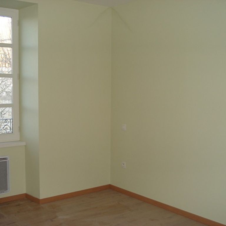 Location Appartement 4 pièces 80m² FONTENAY LE COMTE 85200 - Photo 1