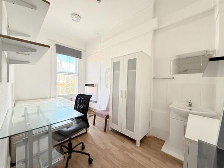 1 bedroom in a house share to rent - Photo 4