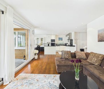 Stilvoll möblierte, lichtdurchflutete 3.5-Zimmer-Wohnung mit hohem ... - Photo 1