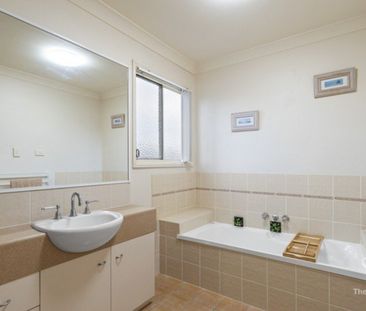 Spacious Family Townhouse – Downstairs Ensuite Bedroom, 5 Air Condi... - Photo 6