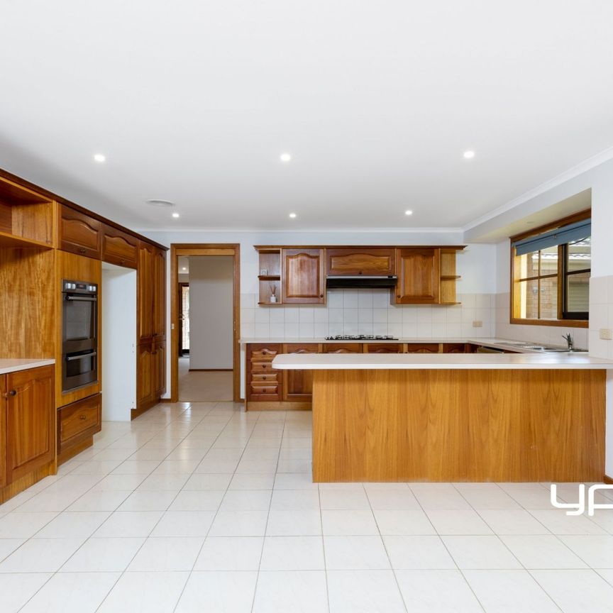 15 Strathearn Dr, Sunbury - Photo 1