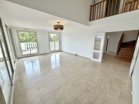 Location Appartement 5 pièces 132m² LYON 4ème - Photo 2