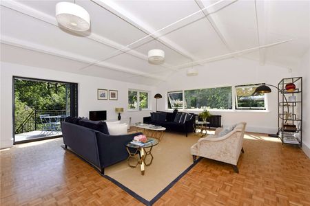 A bright and spacious four/five bedroom detached family house situated in a popular residential road just 1.1 miles from Oxshott station and close to Cobham's finest schools. - Photo 2
