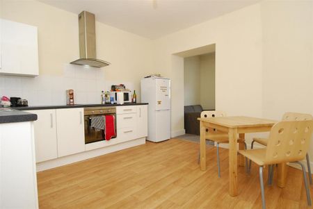 3 bedroom flat to rent - Photo 2