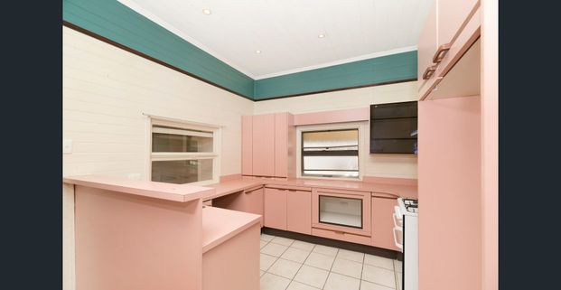 One Bedroom Cottage - Great Location - Photo 1