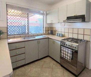 Beautifully Presented 2×1 Villa in a Prime Mount Lawley Location - Photo 3