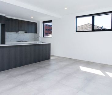 bedroom, 2 bathroom executive apartment in the heart of Penrith CBD. - Photo 3