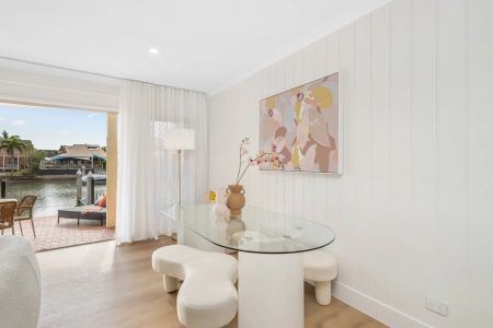 SPARKLING COASTAL TOWNHOUSE WITH CHÍC RENOVATED INTERIOR CONTACT JULIE SYKES 0438 050 110 - Photo 5