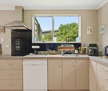 Private Family Retreat with Harbour Views in Sought-After Maia - Photo 5