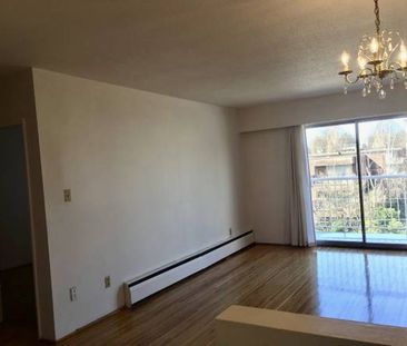 Bright, Spacious, Top Floor, 1 Bedroom with Balcony - Photo 3