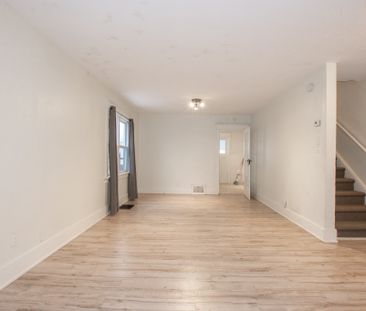 **BEAUTIFUL** 3 Bedroom Semi-Detached House in Welland!! - Photo 2