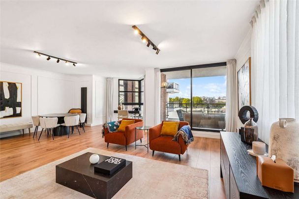 An immaculate two bedroom apartment in the prestigious Waterside Point building. - Photo 1