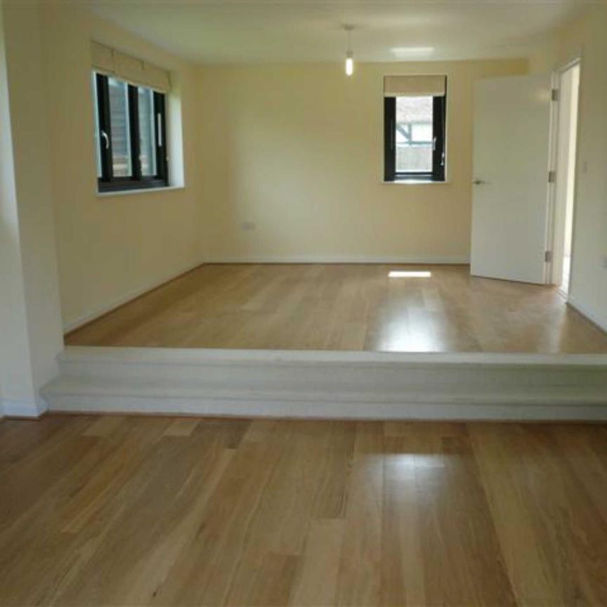 Corner Farm Place, Hemel Hempstead, HP2 5PN, Herts - Photo 1