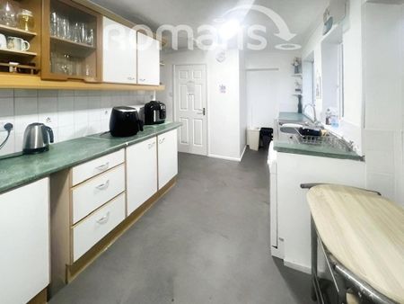 1 bedroom in a house share to rent - Photo 4