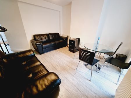 4 Bed Student Accommodation - Photo 2