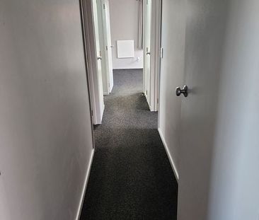 Move into this easy-care, modern home - Photo 1