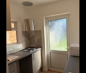 5 Bed Semi-Detached House, Pennine Drive, NW2 - Photo 6