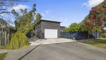 Modern house located in central location - Photo 5