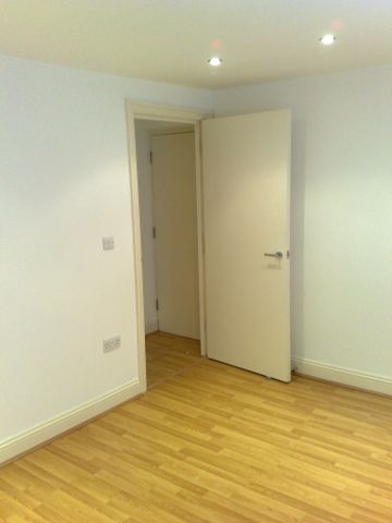 Cracking 2 bed flat with garden to Let in top location in Barnes - Photo 4