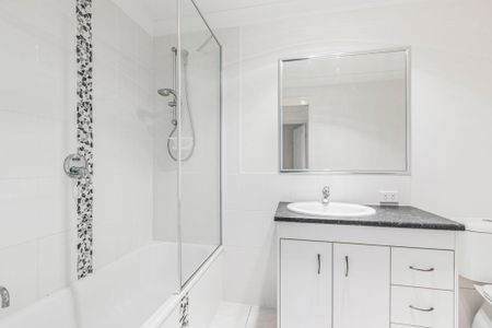 Modern Townhouse with Air Conditioning! - Photo 3