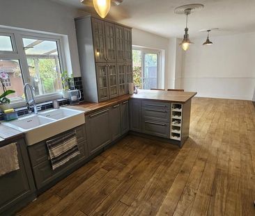 4 bedroom semi-detached house to rent - Photo 3