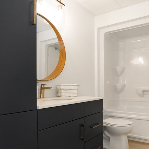 London: Gold Accents – 710 Westminster, Winnipeg, MB - Photo 1