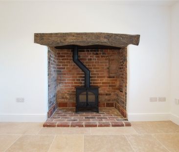 A beautifully refurbished brick and flint cottage combining charmin... - Photo 1