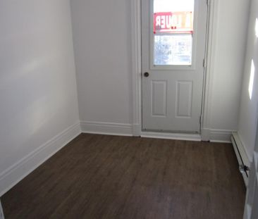 Mini 5 1/2 (une seule chambre fermée) et UN stationnement - Photo 3