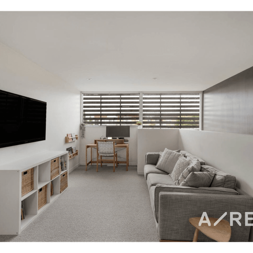 Elegant Edwardian Residence with Modern Extension and Swimming Pool - Photo 1