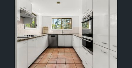 Spacious Three-Bedroom Townhouse in a Peaceful Gymea Bay Pocket - Photo 3