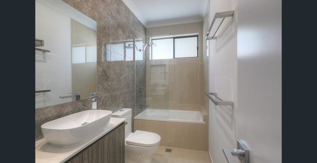 Townhouse with Double garage and Air- Conditioned Bedrooms located in Stretton School catchment - Photo 1