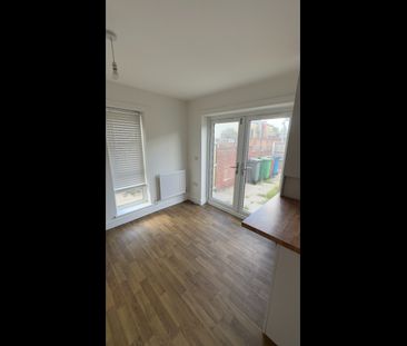 3 Bed Flat, Bank Street, M11 - Photo 1