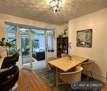 4 bedroom semi-detached house to rent - Photo 1