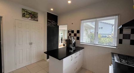 Sunny 3-Bedroom Character Home – Ellerslie - Photo 3