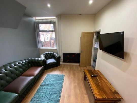 4 bedroom private hall to rent - Photo 1