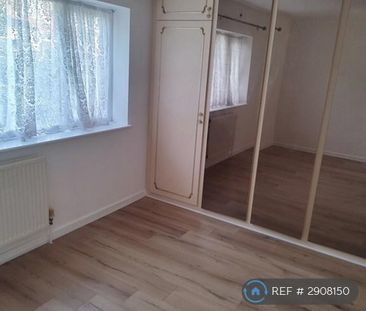 4 bedroom semi-detached house to rent - Photo 2