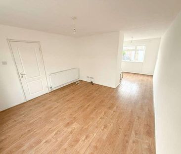 Neville Shaw, Basildon, SS14 - Photo 2