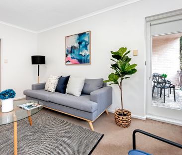 Spacious 2 Bedroom Apartment In Great Location! - Photo 1