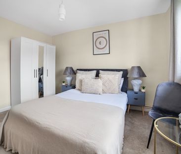 3 Bed Flat, Morris Gardens, SW18 - Photo 3