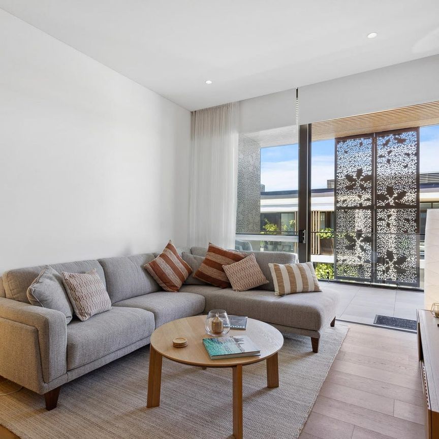 Stunning furnished apartment available for 6 month lease Only! - Photo 1