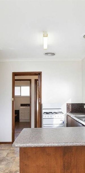 3 Bedroom Wendouree Home Close to Everything - Photo 1