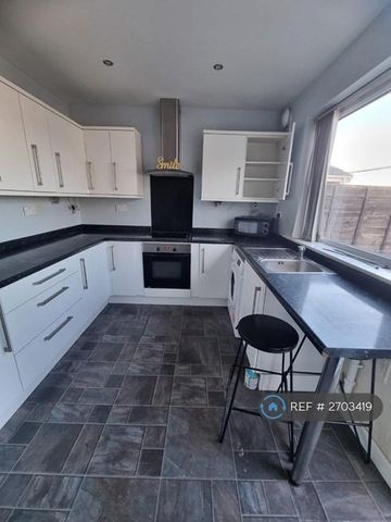 3 bedroom terraced house to rent - Photo 5