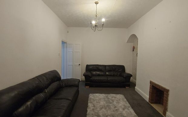 3 bedroom flat to rent - Photo 1