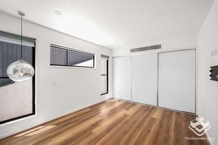 Luxury 4-Bedroom Home with Study, Indoor Pool & Stunning Views in Bardon - Photo 2